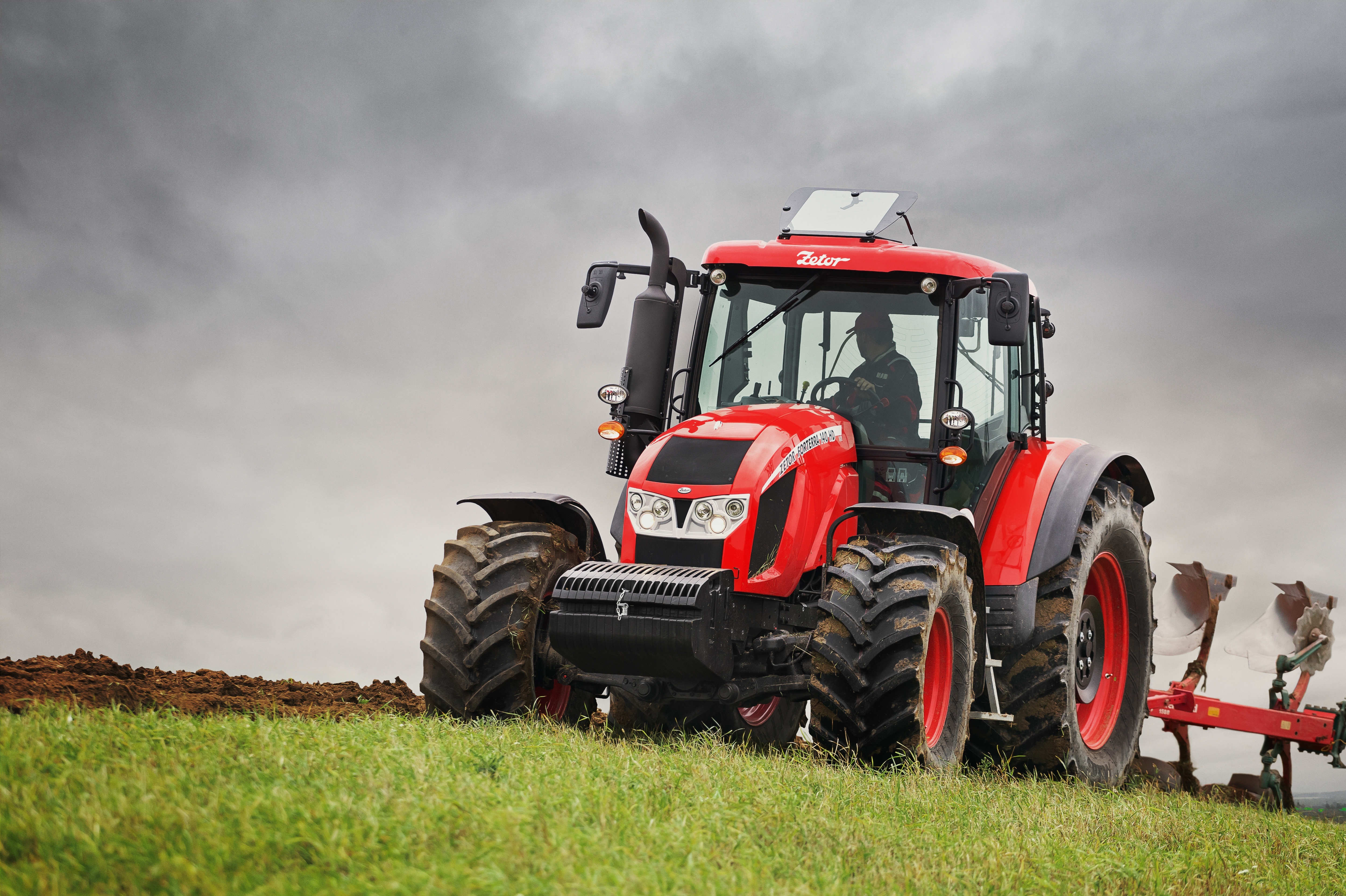 Трактора область. Zetor tractors чешские тракторы. Трактор Zetor зеленый. Словакия трактор. Zetor трактор logo.